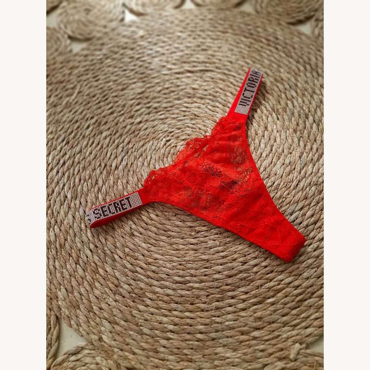 Victoria's Secret Tanga Roja con Strass